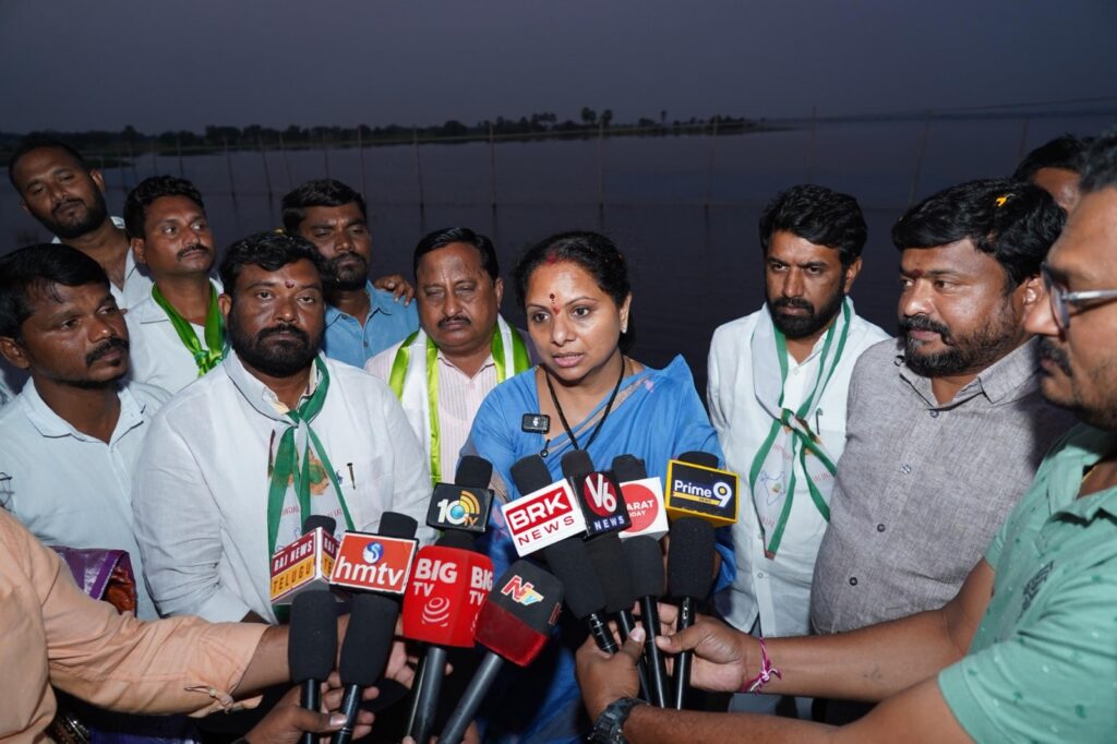 Kavitha Kalvakuntla inspecting Madannapet Lake in Narsampet