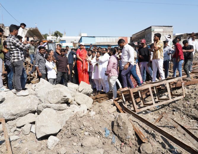 Kavitha inspecting Amberpet bridge and road works during Jagruthi Janambata program