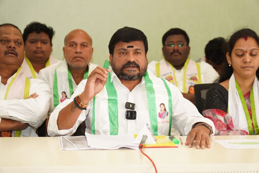 Telangana Jagruthi spokesperson Nalamasa Srikanth Goud addressing media over Ravinder Rao’s remarks against Kalvakuntla Kavitha.