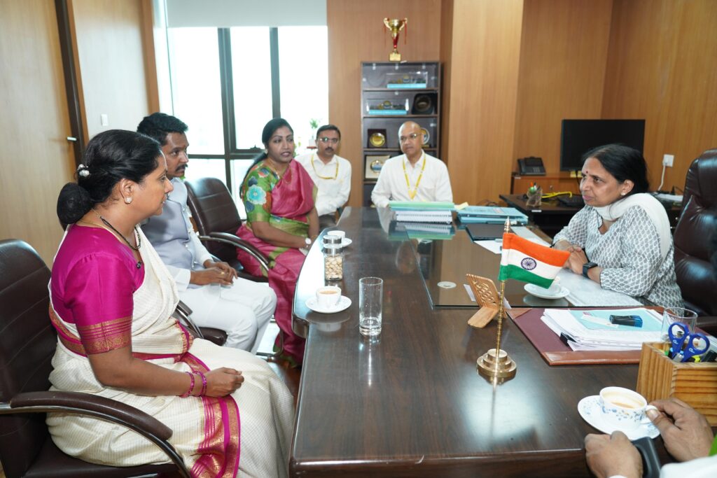 Kalvakuntla Kavitha meets Triple R affected farmers at Rayagiri
