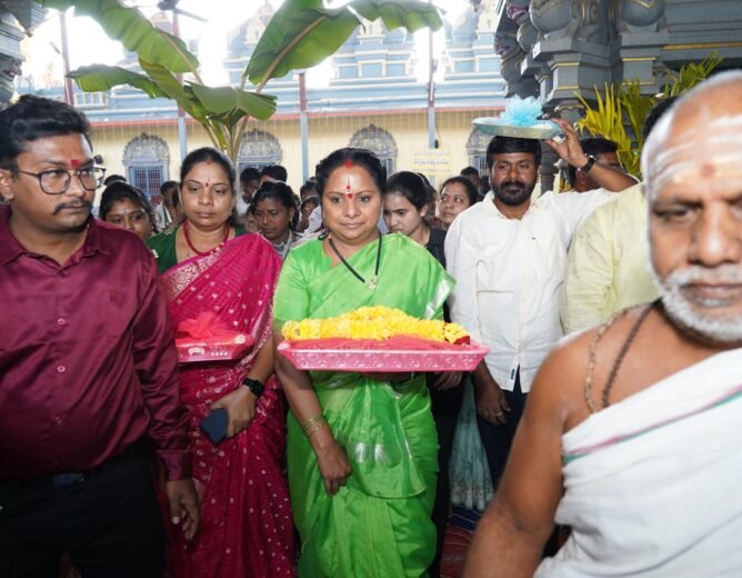 Kalvakuntla Kavitha offering prayers at Bhadrachalam Sita Ramachandra Swamy Temple