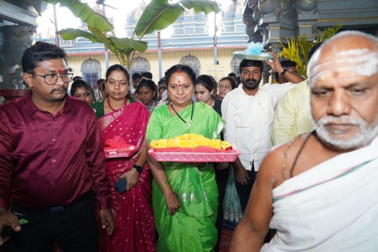 Kalvakuntla Kavitha offering prayers at Bhadrachalam Sita Ramachandra Swamy Temple
