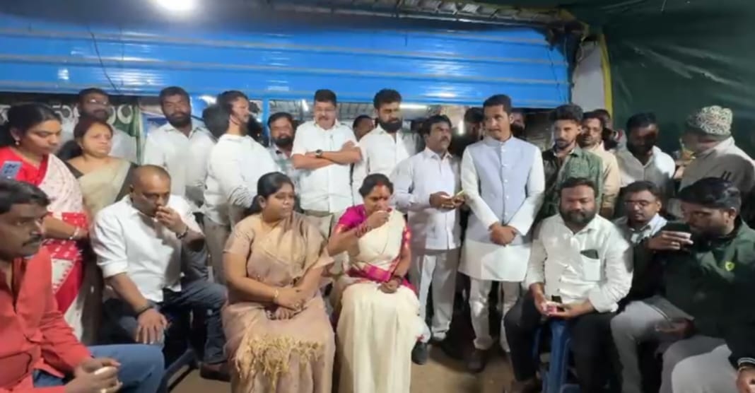 Kalvakuntla Kavitha Chai Pe Charcha with locals in Bhuvanagiri