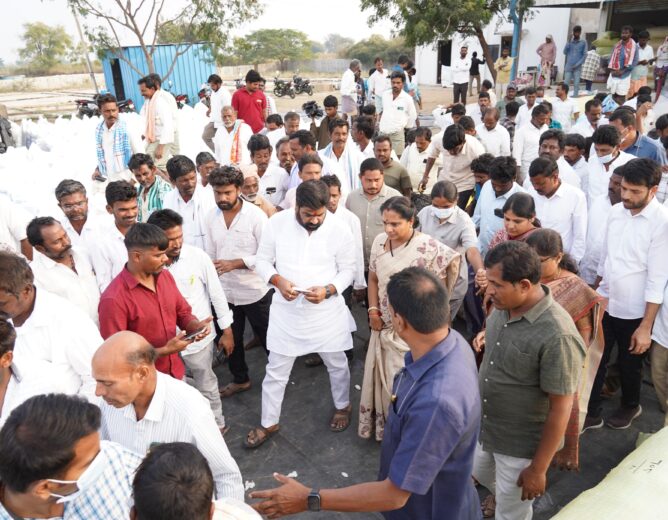 Cotton farmers raise issues over seed companies with Kavitha in Aija