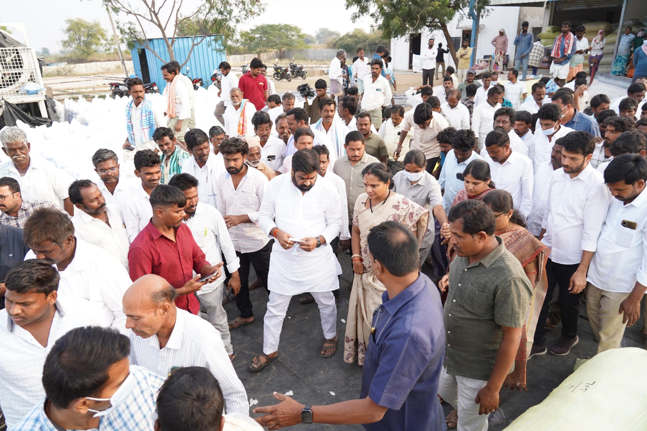 Cotton farmers raise issues over seed companies with Kavitha in Aija