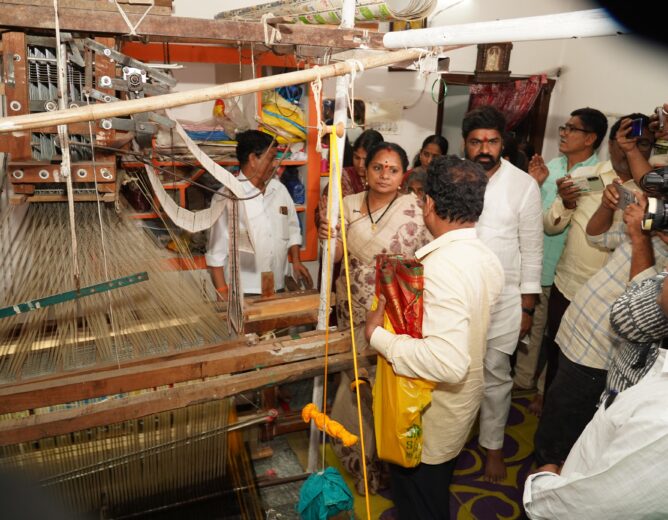 Gadwal saree weaving units inspected by Kavitha