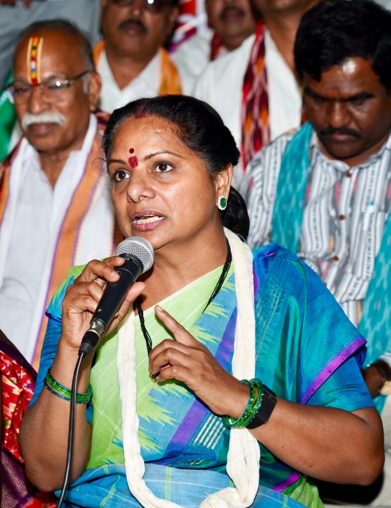 Kalvakuntla Kavitha meets handloom weavers in Bhoodan Pochampally