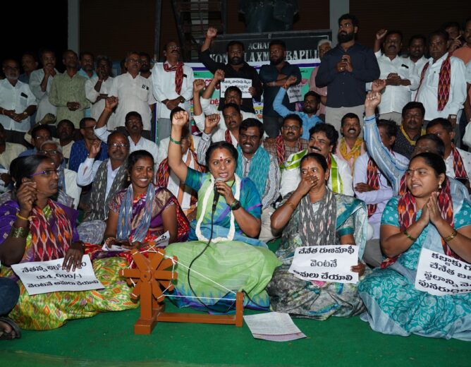 Telangana Jagruti leader Kavitha addresses weavers’ issues in Pochampally