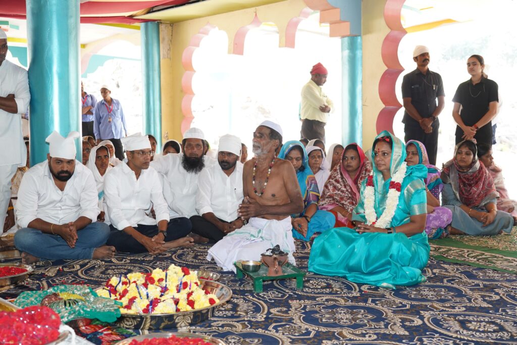 Telangana Jagruthi president Kalvakuntla Kavitha praying at Hazrat Nagul Meer Dargah as part of Bhadradri Kothagudem tour
