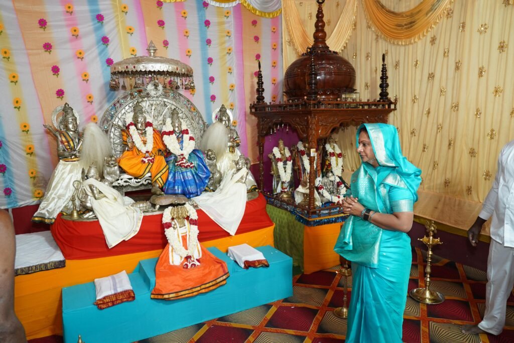 Kalvakuntla Kavitha visiting Sitaramachandra temple and Hazrat Nagul Meer Dargah in Bhadradri Kothagudem district