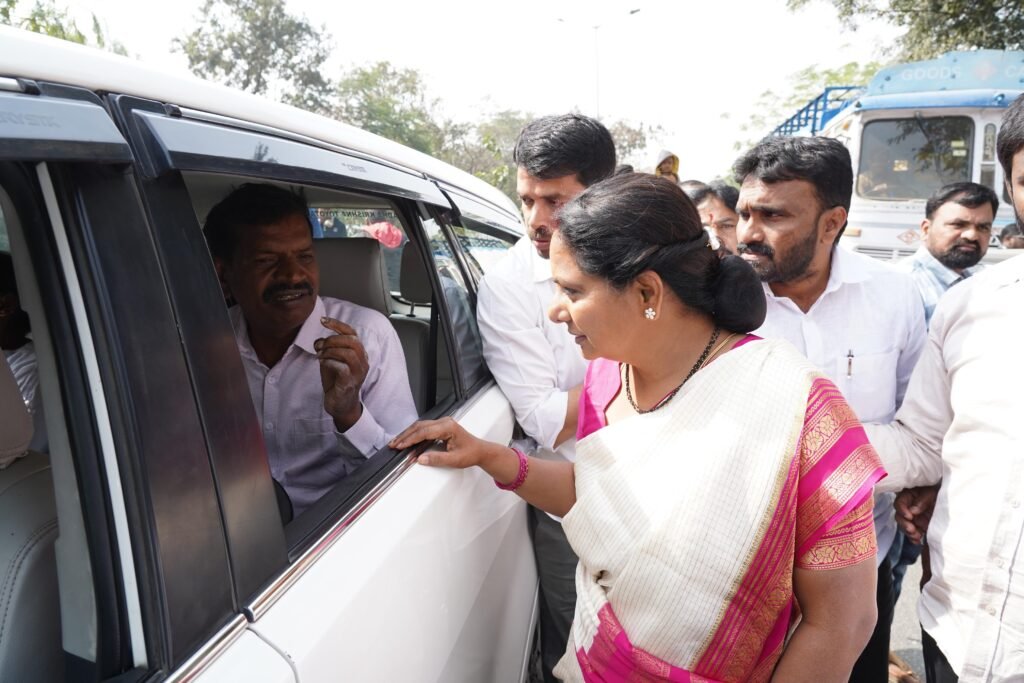 Telangana Jagruti leader Kavitha shows humanity during road accident