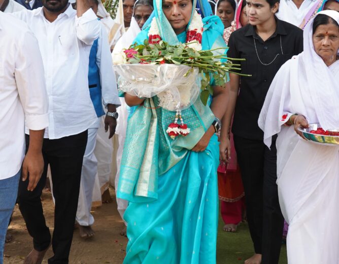 Kalvakuntla Kavitha visiting Hazrat Nagul Meer Dargah in Illandu during Jagruthi Janam Bata and highlighting Hindu-Muslim unity.