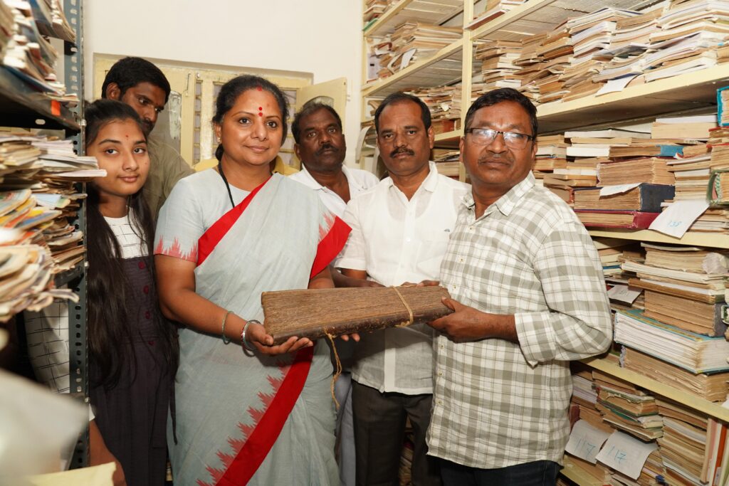 Kalvakuntla Kavitha visits Kapilavai Lingamurthy house in Nagar Kurnool