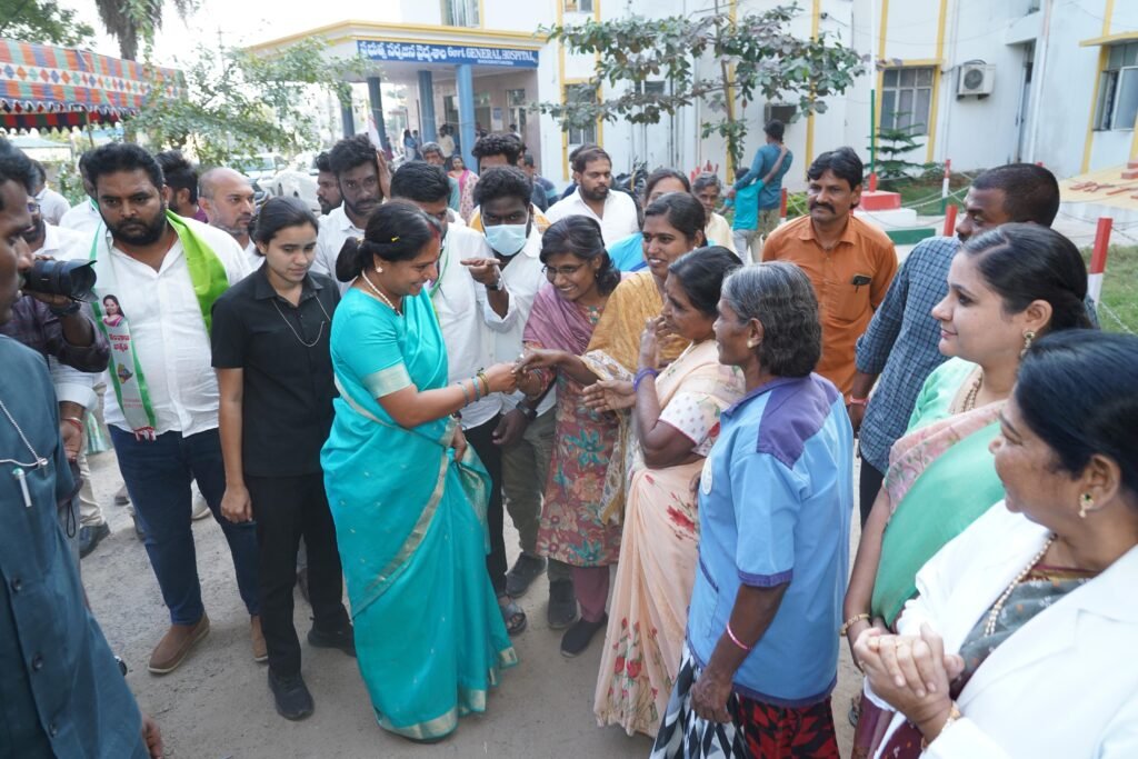 Kalvakuntla Kavitha demanding construction of a new super specialty hospital during her visit to Kothagudem Government Hospital.