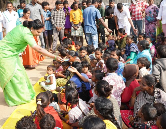 Telangana Jagruthi President Kalvakuntla Kavitha interacting with displaced tribals at Guttikoya settlement