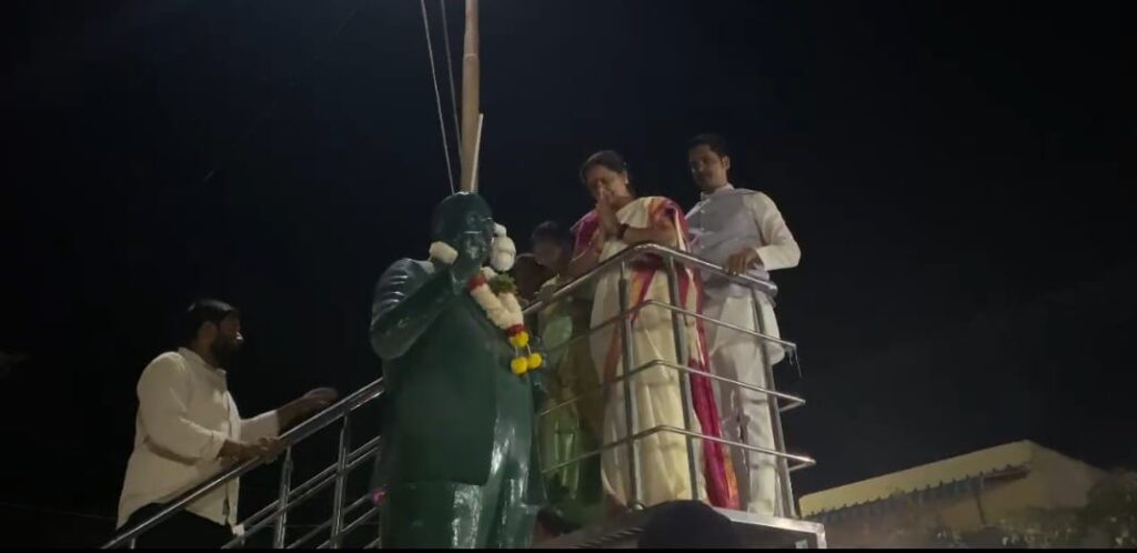 Kavitha questions broken political promises at Motakonduru meeting