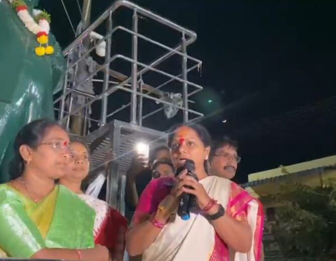Telangana Jagruti leader Kavitha assures fight for house pattas