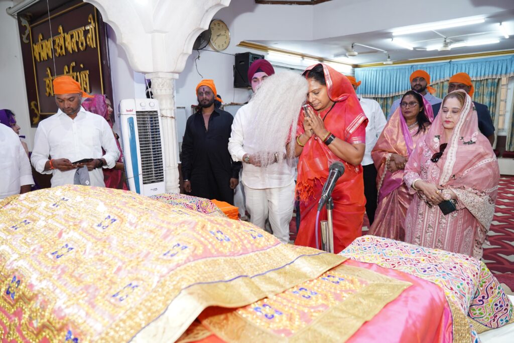 Kavitha offering prayers with Sikh elders at Secunderabad Gurudwara.