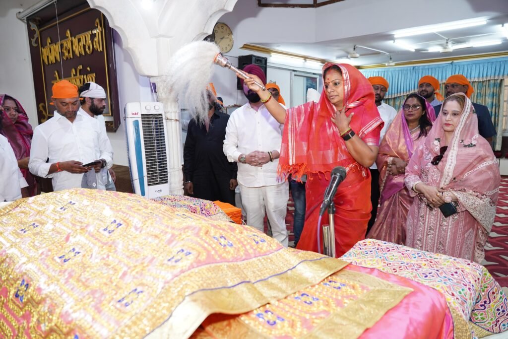 Kavitha visiting Secunderabad Gurudwara as part of Jagruthi Janam Bata tour