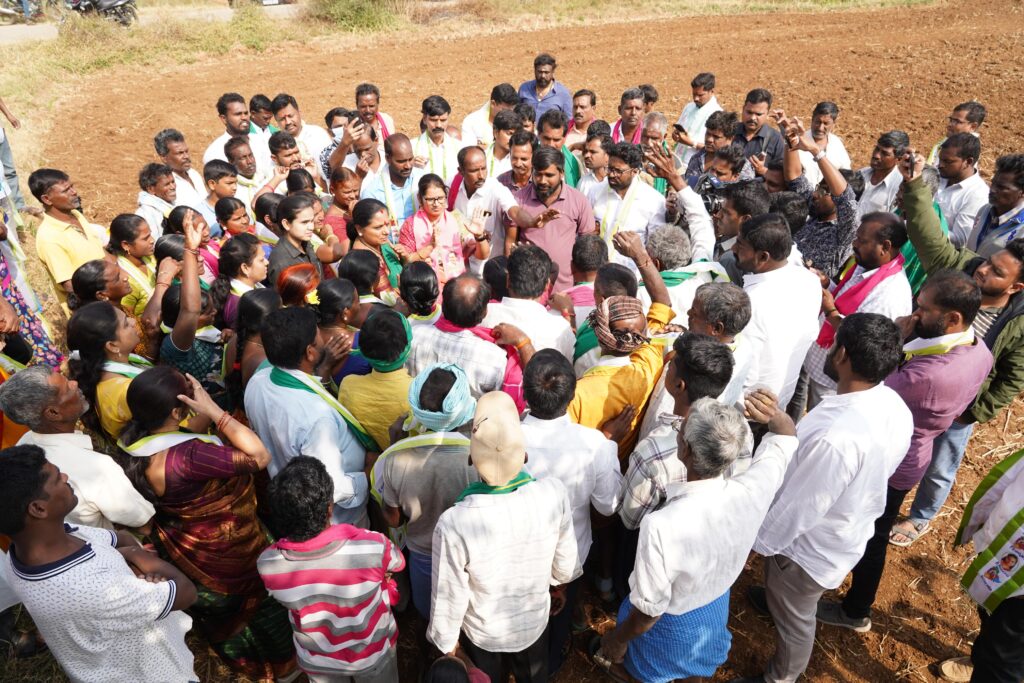 Telangana Jagruti leader Kavitha supports farmers affected by Triple R
