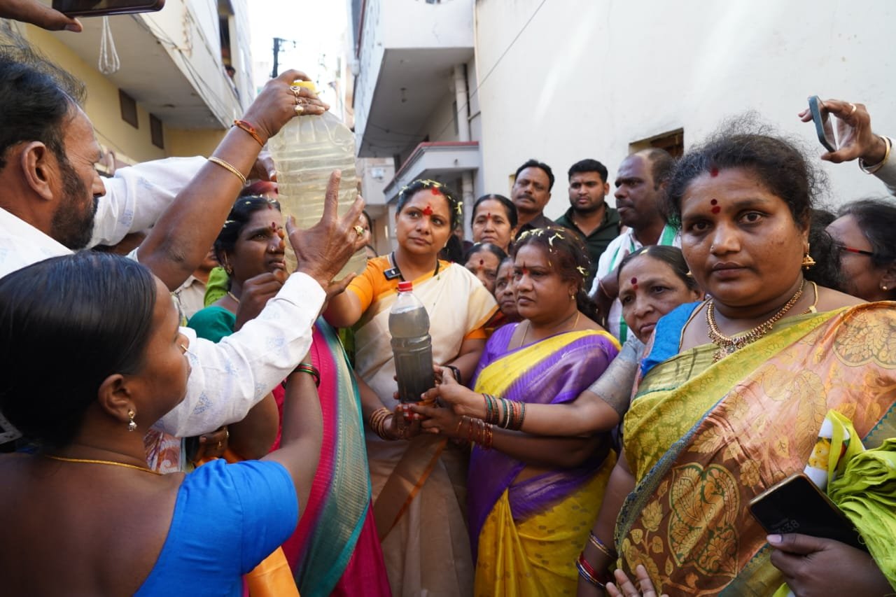 Kalvakuntla Kavitha speaking at the Jagruthi Janambata meeting in Yakutpura, addressing local development issues
