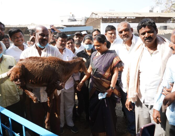 Kalvakuntla Kavitha visiting Jiyaguda slaughter house during Jagruti Janam Bata
