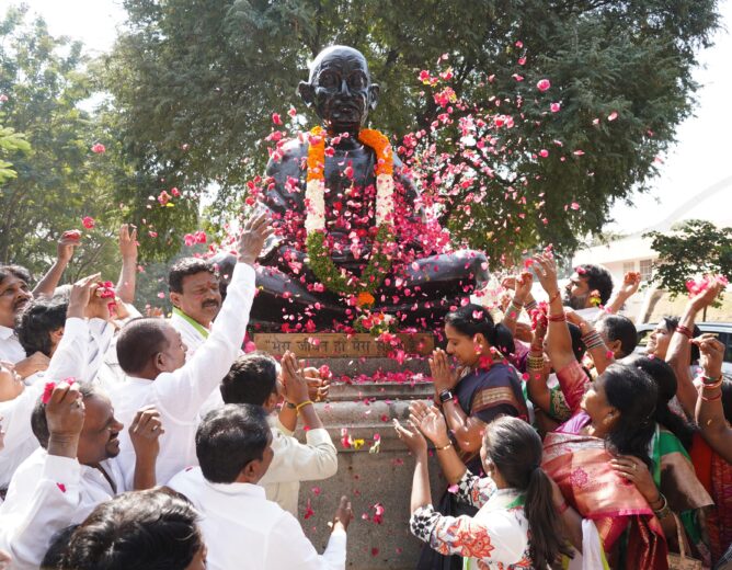Kalvakuntla Kavitha offering floral tribute at Mahatma Gandhi statue during Janam Bata programme in Hyderabad