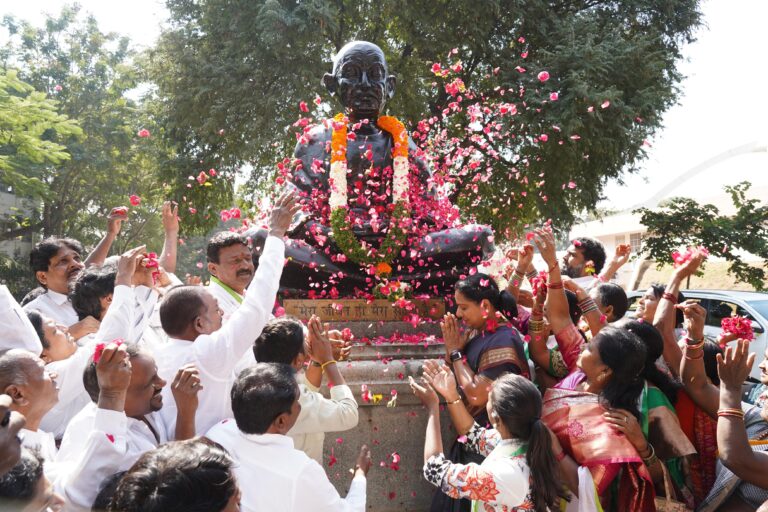 Kalvakuntla Kavitha offering floral tribute at Mahatma Gandhi statue during Janam Bata programme in Hyderabad