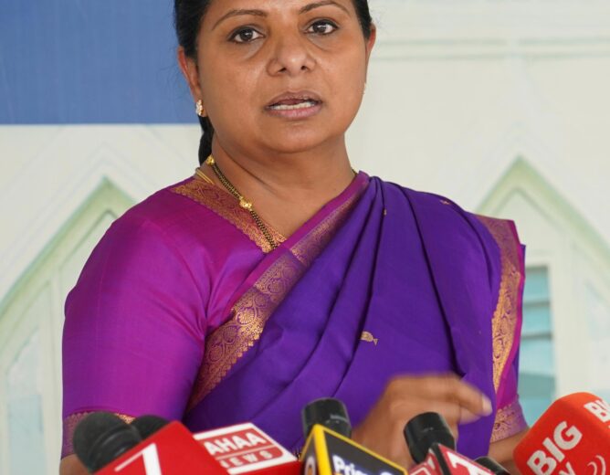 Kalvakuntla Kavitha meets Legislative Council Chairman Gutta Sukender Reddy