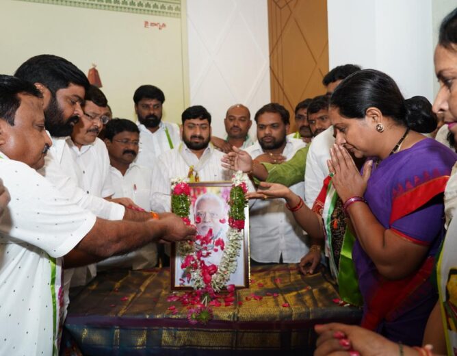 Kalvakuntla Kavitha paying tribute to Mucharla Satyanarayana at Telangana Jagruthi office