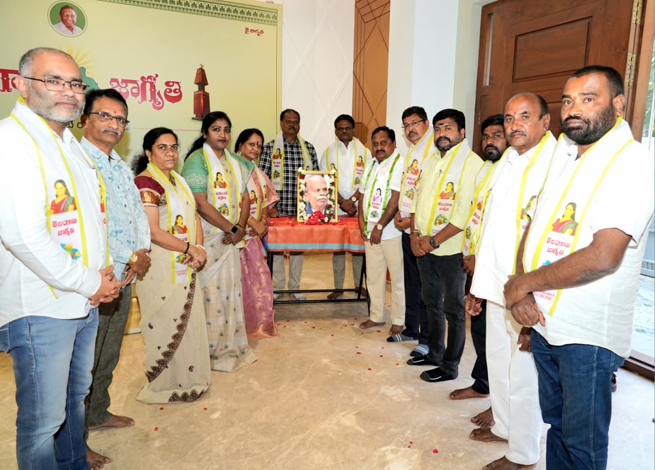 Telangana Jagruthi leaders pay tribute to Prof. Keshav Rao Jadav