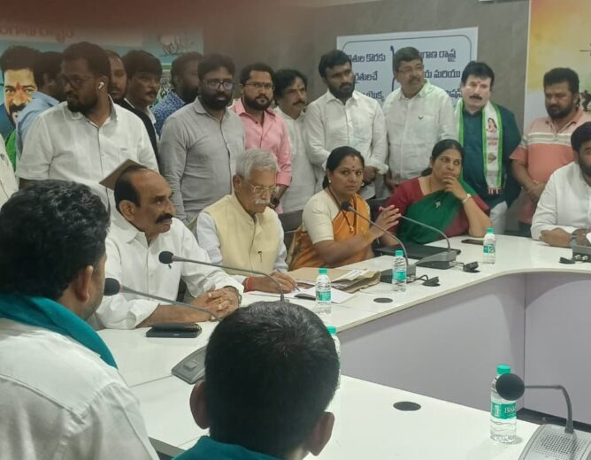 Kalvakuntla Kavitha meets Telangana Farmers Commission over seed cotton farmers issues