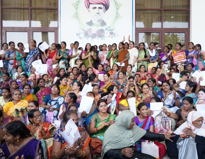 Kalvakuntla Kavitha leading protest at Praja Bhavan demanding ₹2500 for women