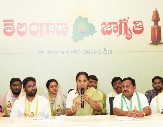 Kalvakuntla Kavitha criticising Telangana Congress budget in press meet