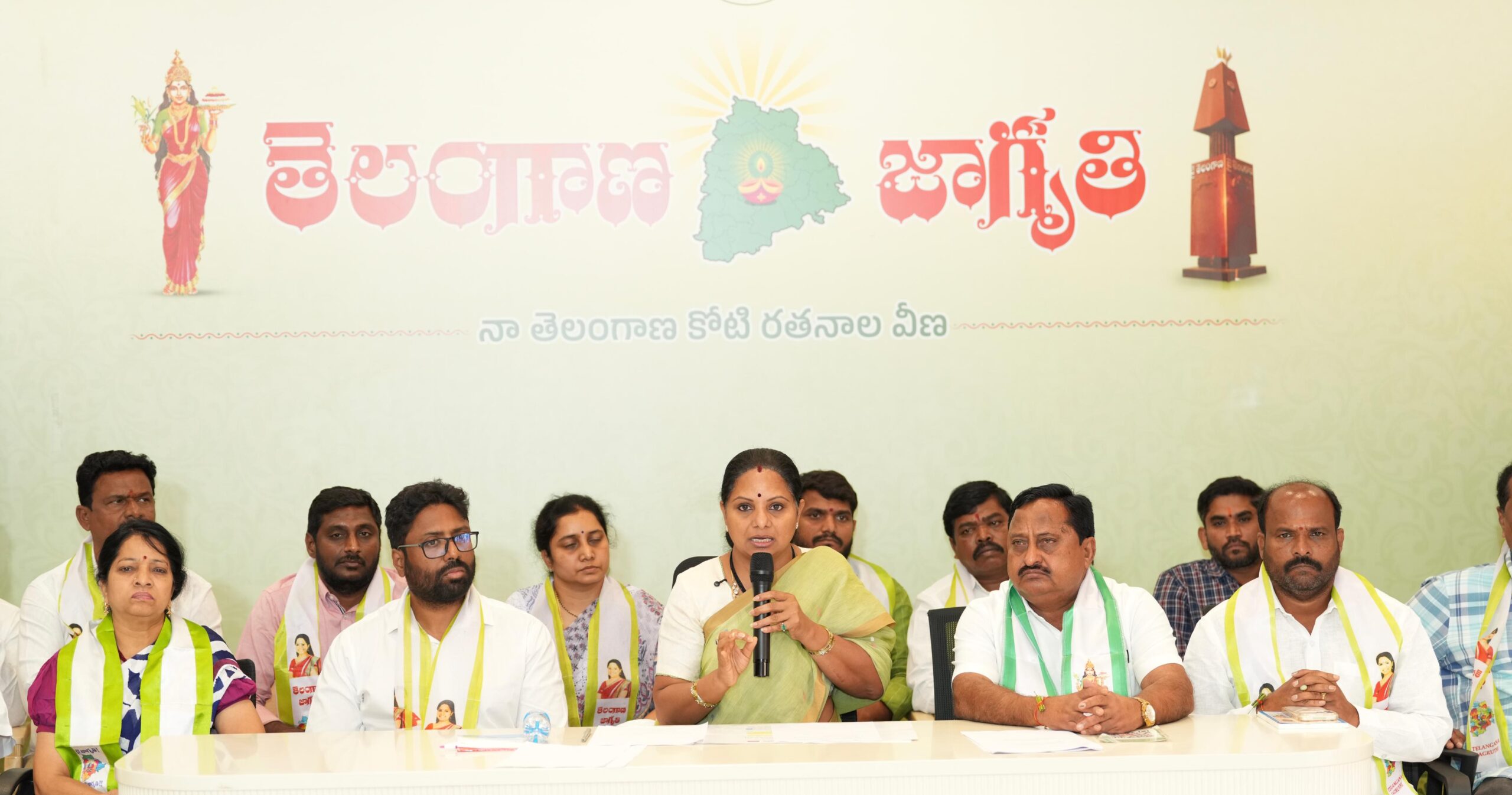 Kalvakuntla Kavitha criticising Telangana Congress budget in press meet