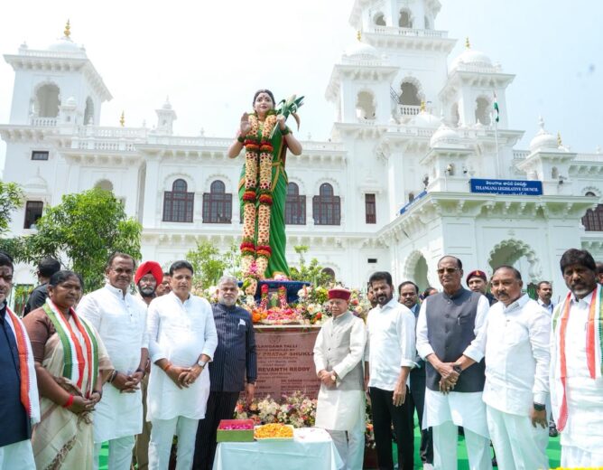 Kalvakuntla Kavitha reacting to Telangana Talli statue controversy in Hyderabad