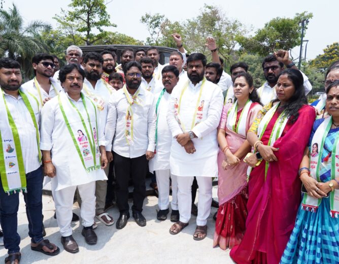 BC leaders protest delay in Mahatma Jyotirao Phule statue installation in Hyderabad