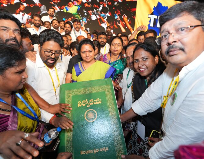 Kalvakuntla Kavitha announcing Telangana Rashtra Sena party at Munirabad public meeting