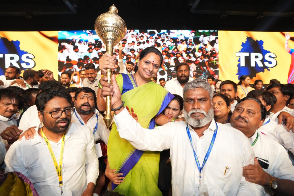 Kalvakuntla Kavitha addressing crowd during Telangana Rashtra Sena party launch