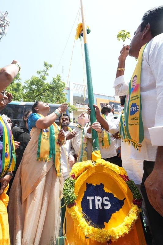 Kalvakuntla Kavitha interacting with party workers and supporters during her Moinabad visit
