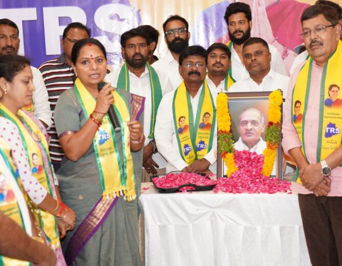 Kalvakuntla Kavitha pays tribute to former Prime Minister PV Narasimha Rao at Telangana Rakshana Sena office in Banjara Hills, Hyderabad.