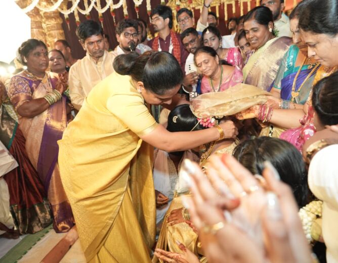 Kalvakuntla Kavitha performing traditional Mudiraj wedding rituals at Balaprasad and Shivani's wedding