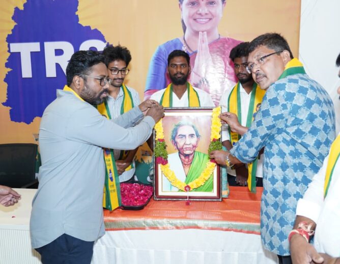 On Chakali Ailamma’s death anniversary, TRS leaders paid tribute in Hyderabad and said her legacy would inspire their fight for a Sarvodaya Telangana.