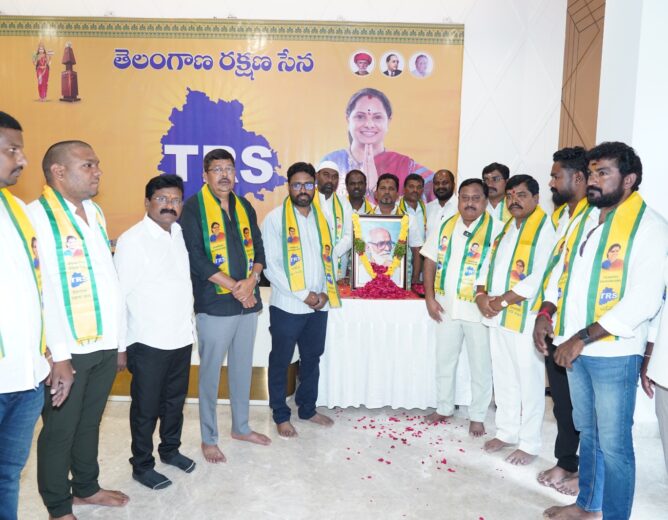 TRS leaders pay tribute to Kaloji Narayana Rao in Hyderabad and reaffirm their commitment to Telangana rights and public welfare