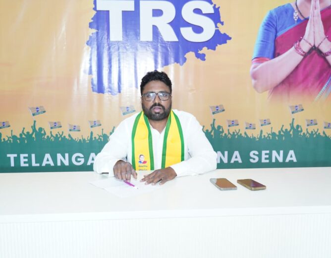 TRS leader Naveen Achari speaks about Kalvakuntla Kavitha's questions to BRS in Hyderabad