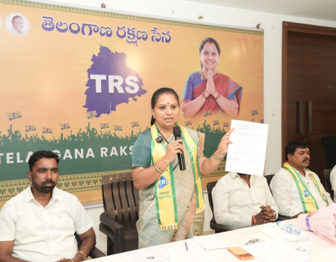 Kalvakuntla Kavitha speaking about Singareni workers, with a Singareni coal mine or coal-handling background